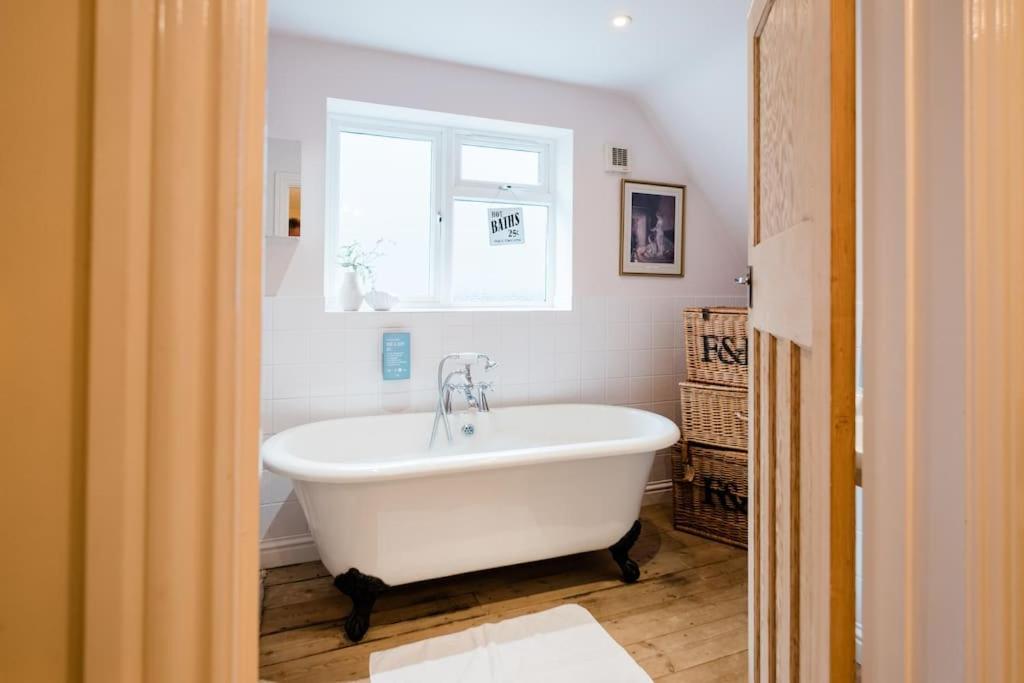 Spacious Home, Minutes Fom The Beach, Free Parking, Large Garden Area, Pets Welcome! Whitstable Buitenkant foto