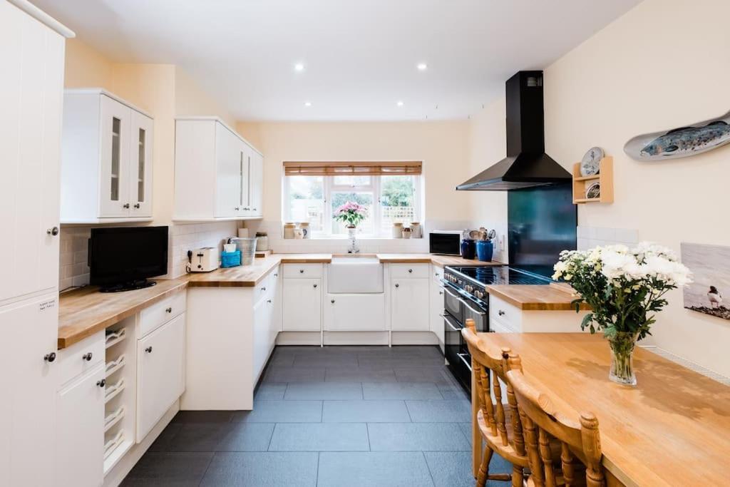 Spacious Home, Minutes Fom The Beach, Free Parking, Large Garden Area, Pets Welcome! Whitstable Buitenkant foto